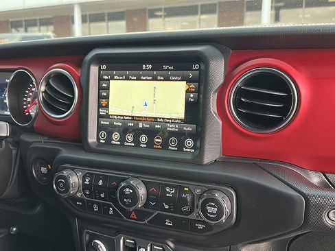 Used 2021 Jeep Gladiator Rubicon AWD/4WD image 12