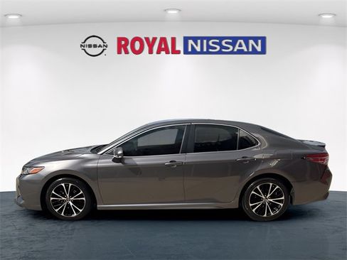 Used 2018 Toyota Camry SE w/ Convenience Package image 4