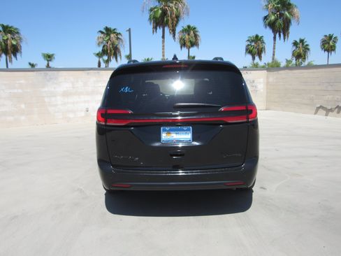 Used 2025 Chrysler Pacifica Limited FWD image 7