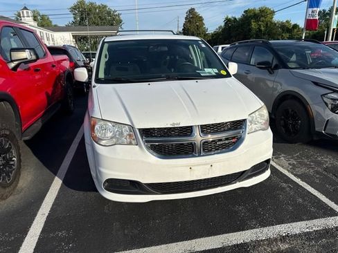 Used 2014 Dodge Grand Caravan SXT FWD image 2
