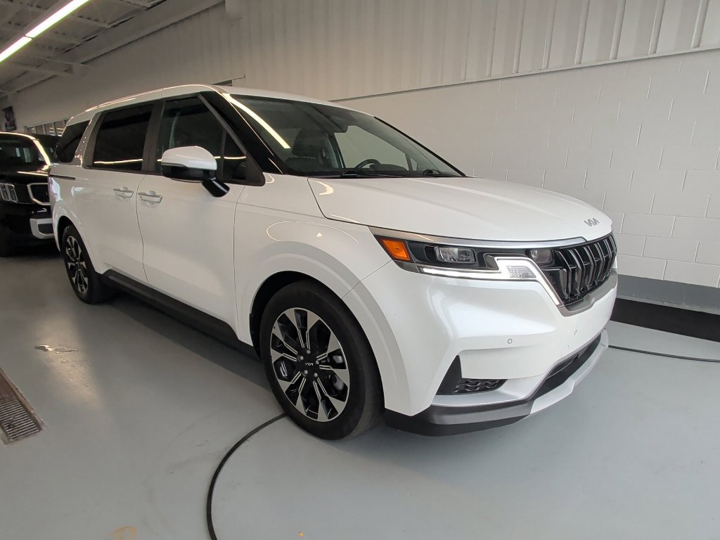 Used 2024 Kia Carnival EX FWD image 3