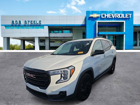 Used 2023 GMC Terrain SLT w/ Elevation Edition FWD image 3