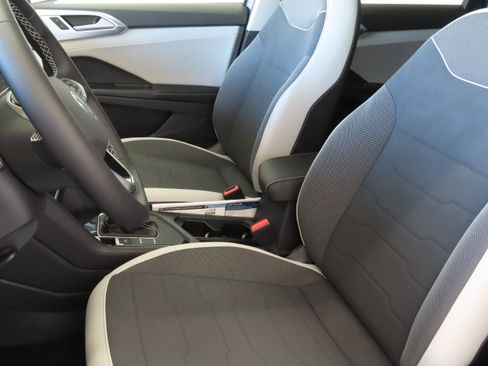New 2026 Volkswagen Taos SE FWD image 12