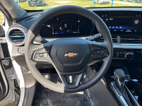 Used 2025 Chevrolet Trax LT FWD image 29