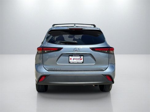 Certified 2024 Toyota Highlander XLE image 6
