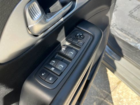 Used 2020 Chrysler Pacifica Touring-L Plus w/ S Appearance Package FWD image 11