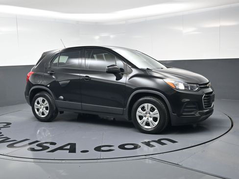 Used 2018 Chevrolet Trax LS image 2