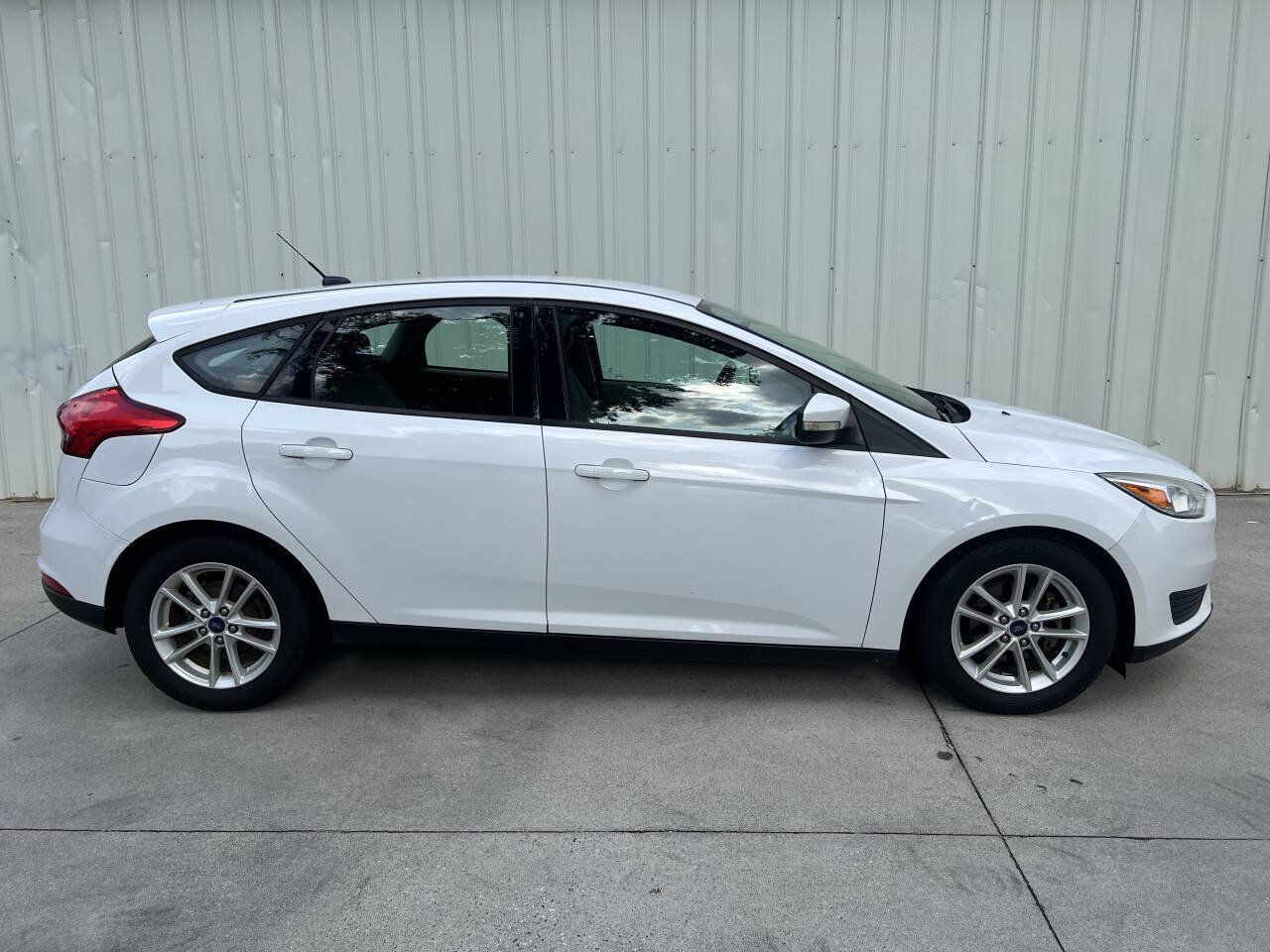 Used 2017 Ford Focus SE FWD image 2