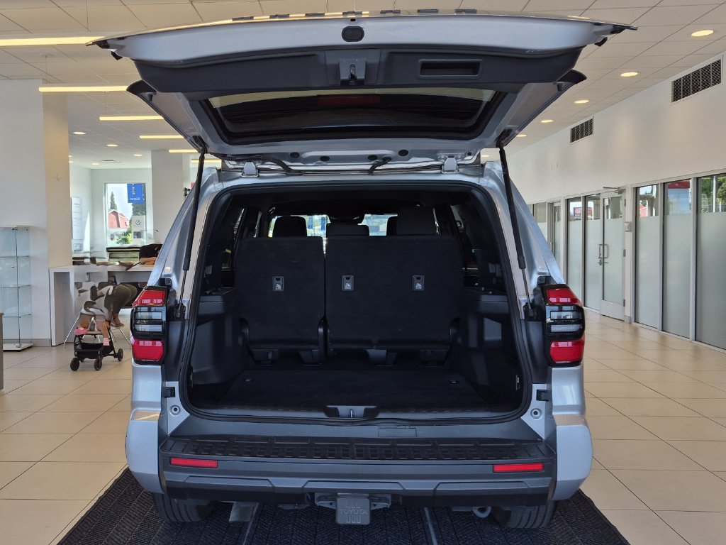 Used 2025 Toyota 4Runner SR5 AWD/4WD image 9