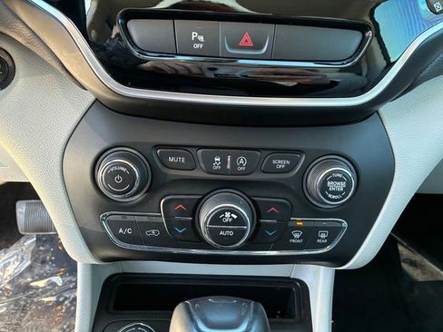 Used 2019 Jeep Cherokee Limited image 27