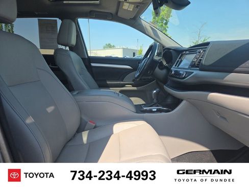 Used 2017 Toyota Highlander XLE w/ Carpet Mat Package AWD/4WD image 16