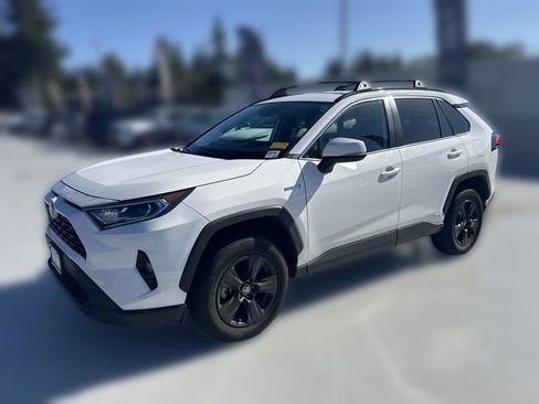 Used 2021 Toyota RAV4 XLE w/ XLE Grade Weather Package AWD/4WD image 4