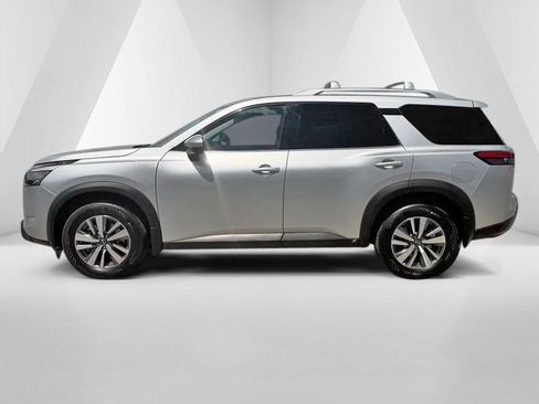 Used 2025 Nissan Pathfinder SL w/ Black Appearance Package AWD/4WD image 4