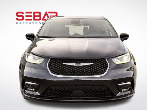 Used 2023 Chrysler Pacifica Touring-L FWD image 6