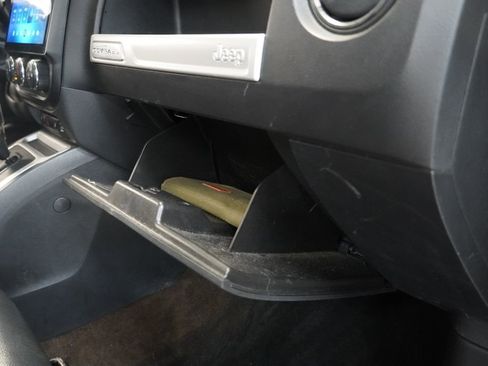 Used 2015 Jeep Compass Latitude image 36