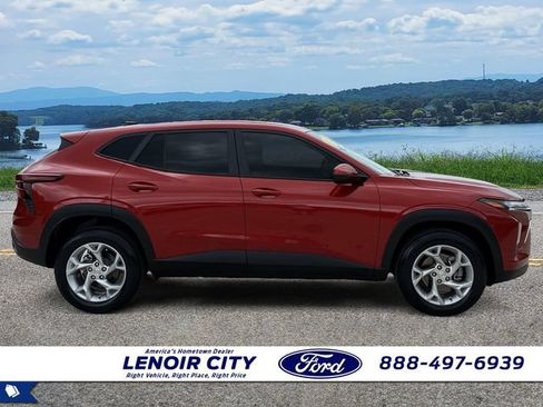 Used 2024 Chevrolet Trax LS w/ LS Convenience Package FWD image 2