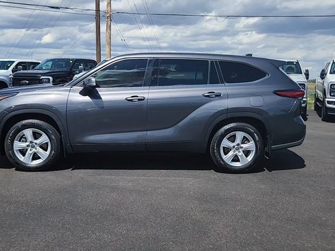 Used 2022 Toyota Highlander LE AWD/4WD image 2