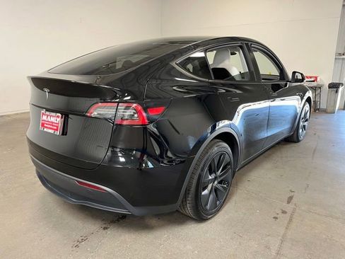 Used 2025 Tesla Model Y Long Range RWD image 3
