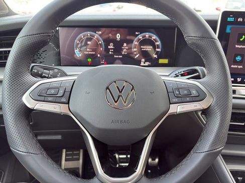 New 2026 Volkswagen Tiguan SE R-Line FWD image 17