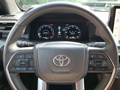 Used 2025 Toyota Tacoma TRD Sport AWD/4WD image 19