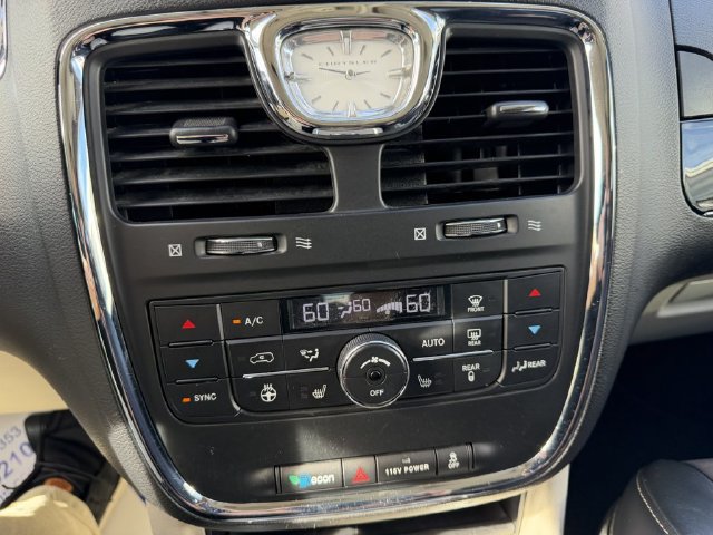 Used 2014 Chrysler Town & Country Touring-L FWD image 24