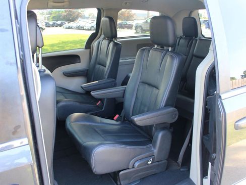 Used 2016 Chrysler Town & Country Touring FWD image 29
