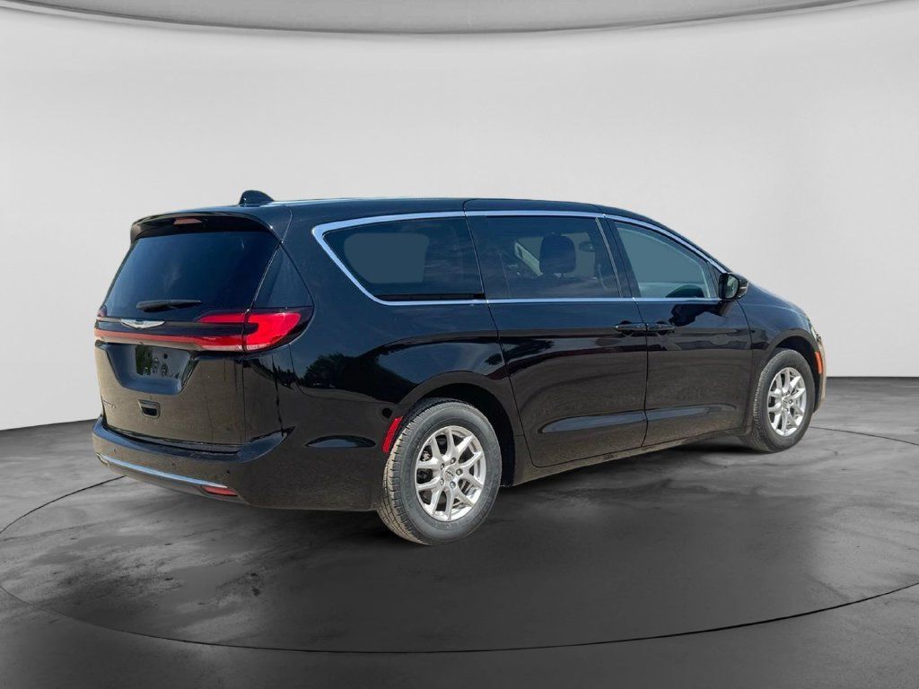 Used 2024 Chrysler Pacifica Touring-L FWD image 7