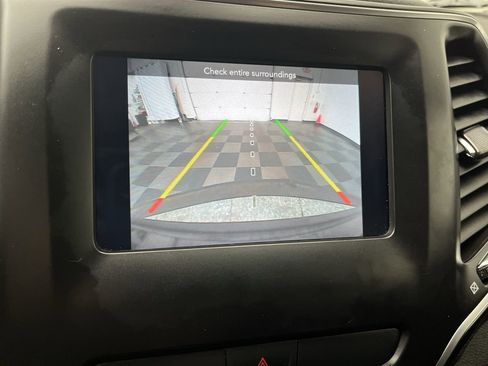 Used 2019 Jeep Cherokee Latitude Plus w/ Cold Weather Group image 5