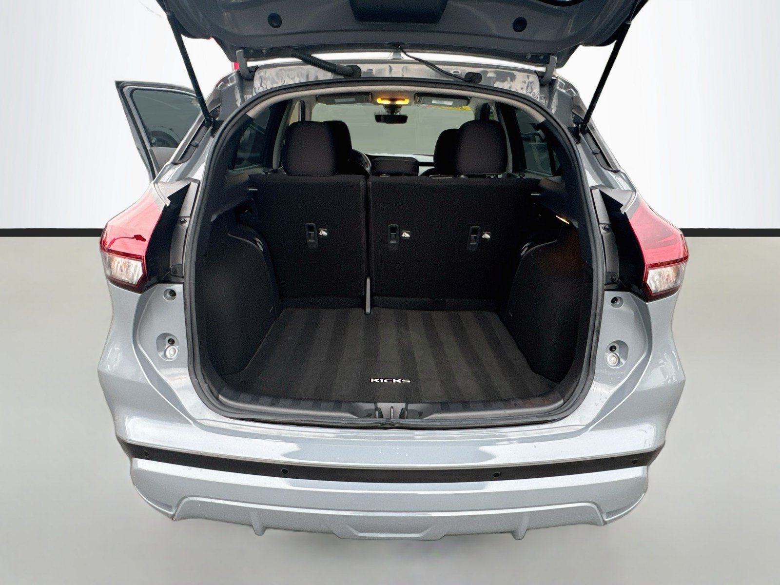 Used 2022 Nissan Kicks SV w/ Interior Electronics Package FWD image 24