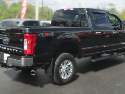 Used 2017 Ford F250 XLT w/ XLT Premium Package image 5