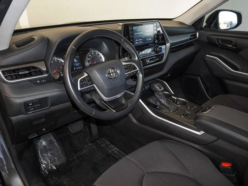 Used 2022 Toyota Highlander LE image 21
