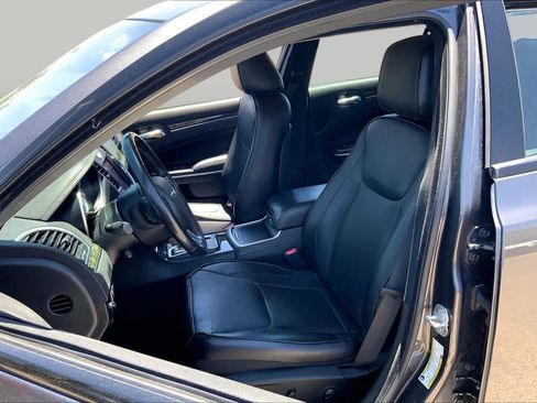 Used 2022 Chrysler 300 Touring L w/ Popular Equipment Group AWD/4WD image 7