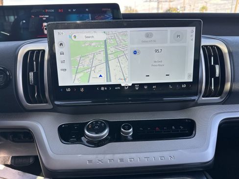 Used 2025 Ford Expedition Active image 22