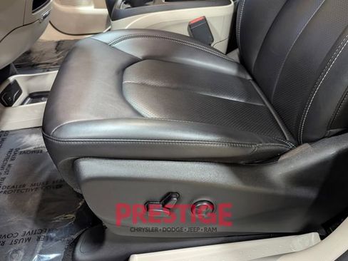 Used 2024 Chrysler Pacifica Touring-L image 26