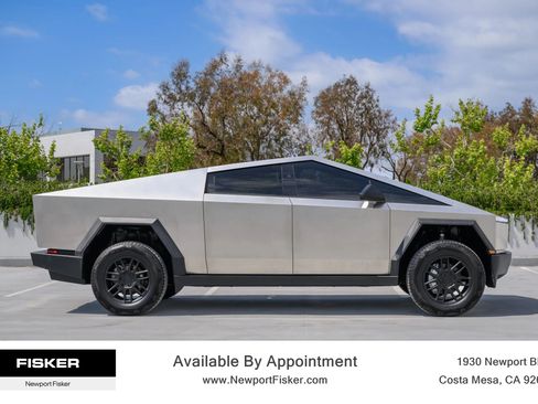 Used 2024 Tesla Cybertruck AWD Crew Cab image 6
