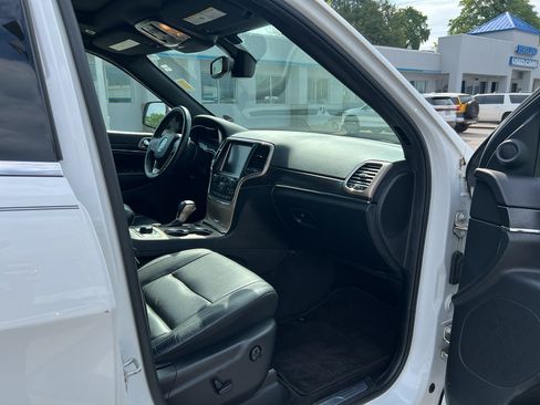 Used 2017 Jeep Grand Cherokee Limited AWD/4WD image 12