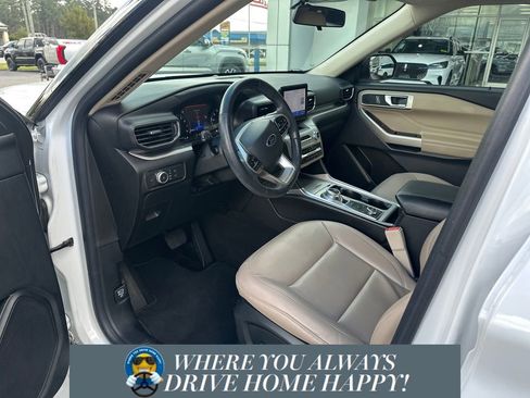 Used 2022 Ford Explorer XLT w/ Equipment Group 202A image 9