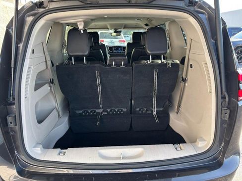 Used 2023 Chrysler Pacifica Touring-L FWD image 7