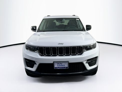 Used 2023 Jeep Grand Cherokee Laredo AWD/4WD image 2
