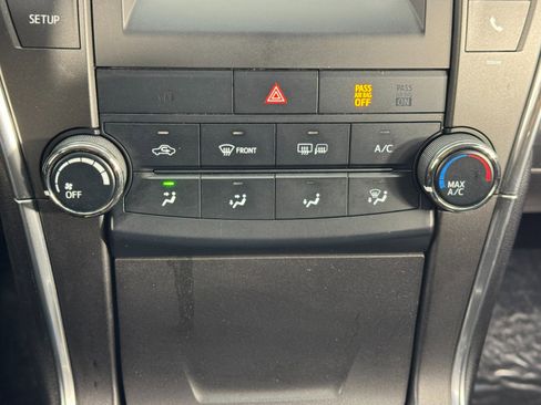 Used 2017 Toyota Camry SE image 24