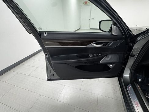 Used 2019 BMW 750i xDrive w/ Executive Package image 9