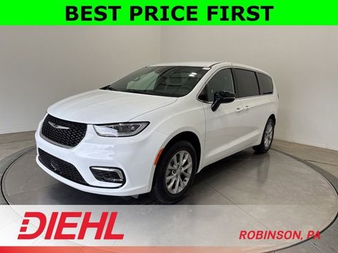 New 2026 Chrysler Pacifica Select image 3