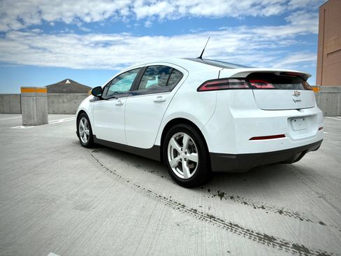 Used 2014 Chevrolet Volt FWD image 2