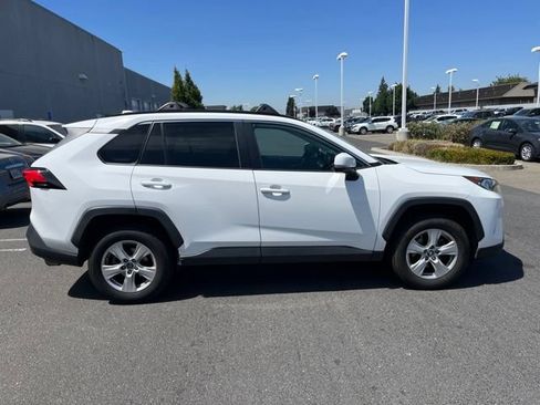 Used 2019 Toyota RAV4 XLE w/ Convenience Package FWD image 3