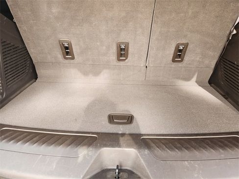 Used 2022 GMC Yukon SLT w/ SLT Luxury Package image 32