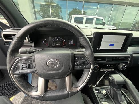Used 2025 Toyota 4Runner SR5 AWD/4WD image 8