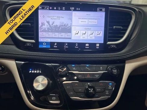 Used 2023 Chrysler Pacifica Touring-L FWD image 19
