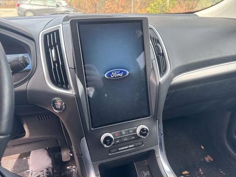 Used 2024 Ford Edge Titanium image 10