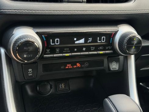 Used 2024 Toyota RAV4 XLE FWD image 37