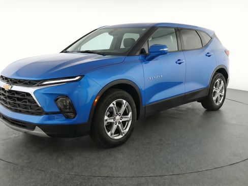 Used 2025 Chevrolet Blazer LT image 3